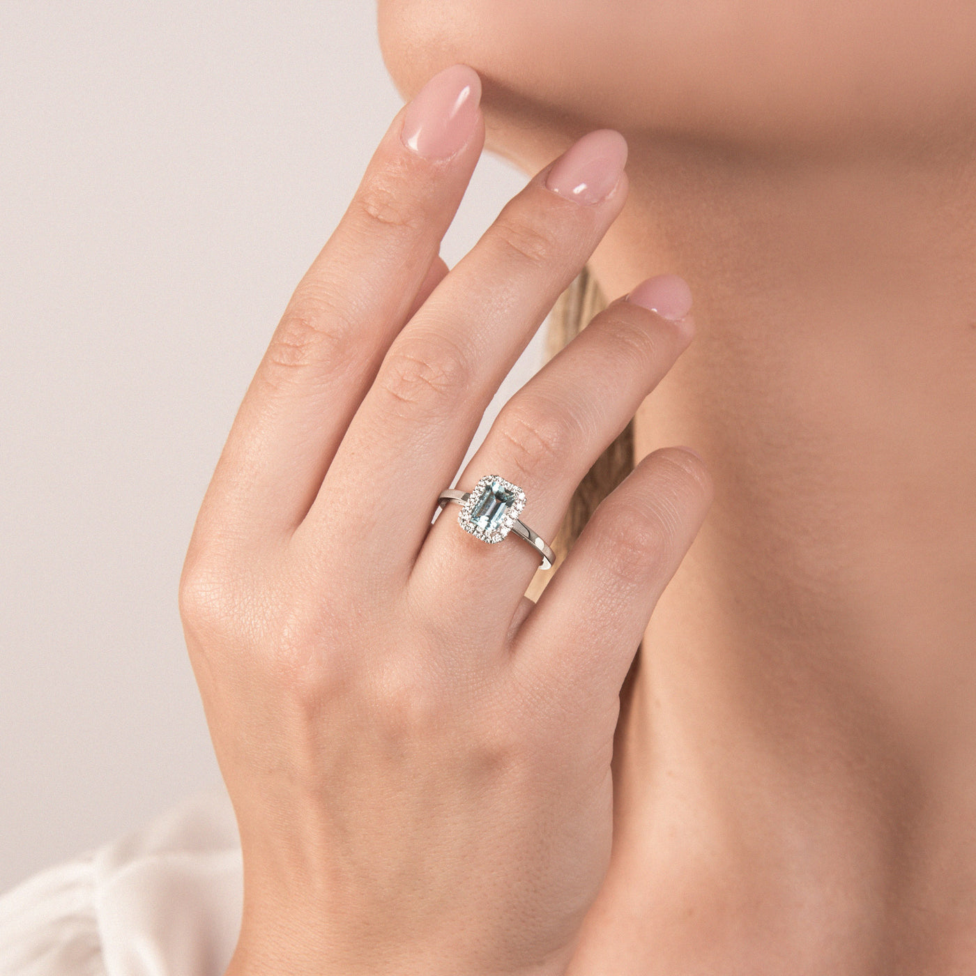0.80ct Aquamarine Ring im Emeraldschliff