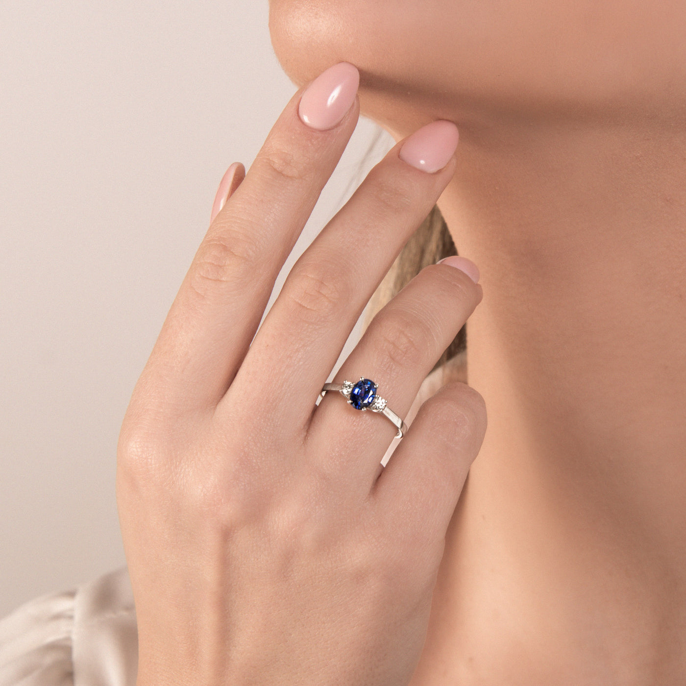 0.91ct Saphir Ring mit Diamanten