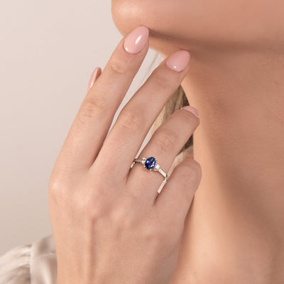 0.91ct Saphir Ring mit Diamanten