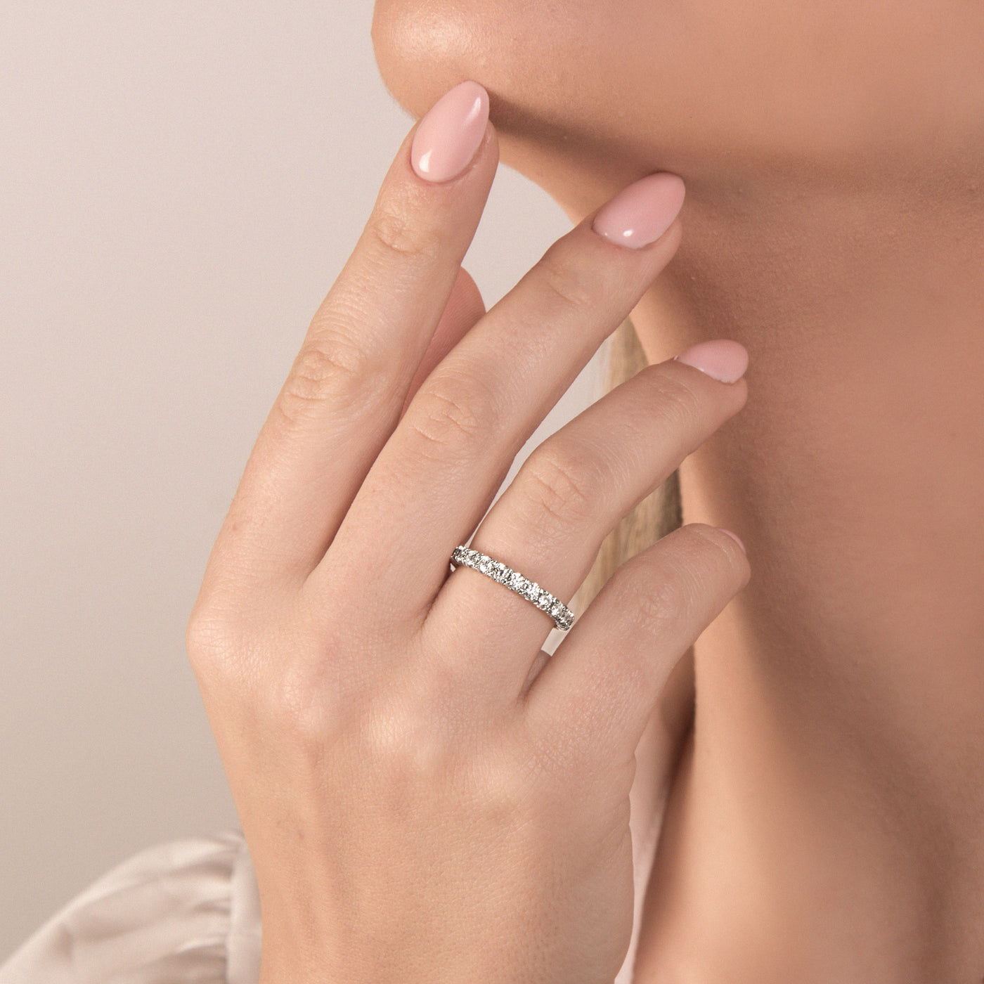 18kt Weißgold Memoire Ring (Diamantengrößen: 0.28ct - 1.68ct)
