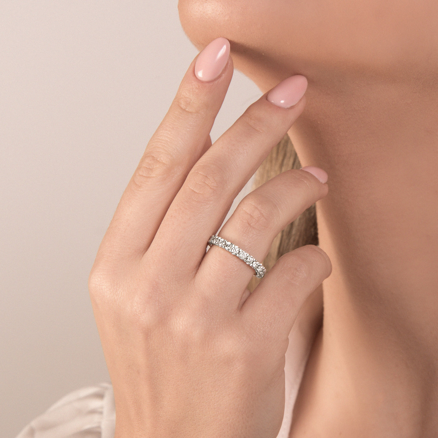 18kt Weißgold Memoire Ring (Diamantengrößen: 0.28ct - 1.68ct)