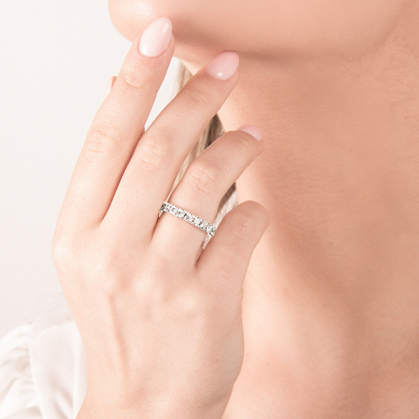 18kt Weißgold Memoire Ring (Diamantengrößen: 0.28ct - 1.68ct)