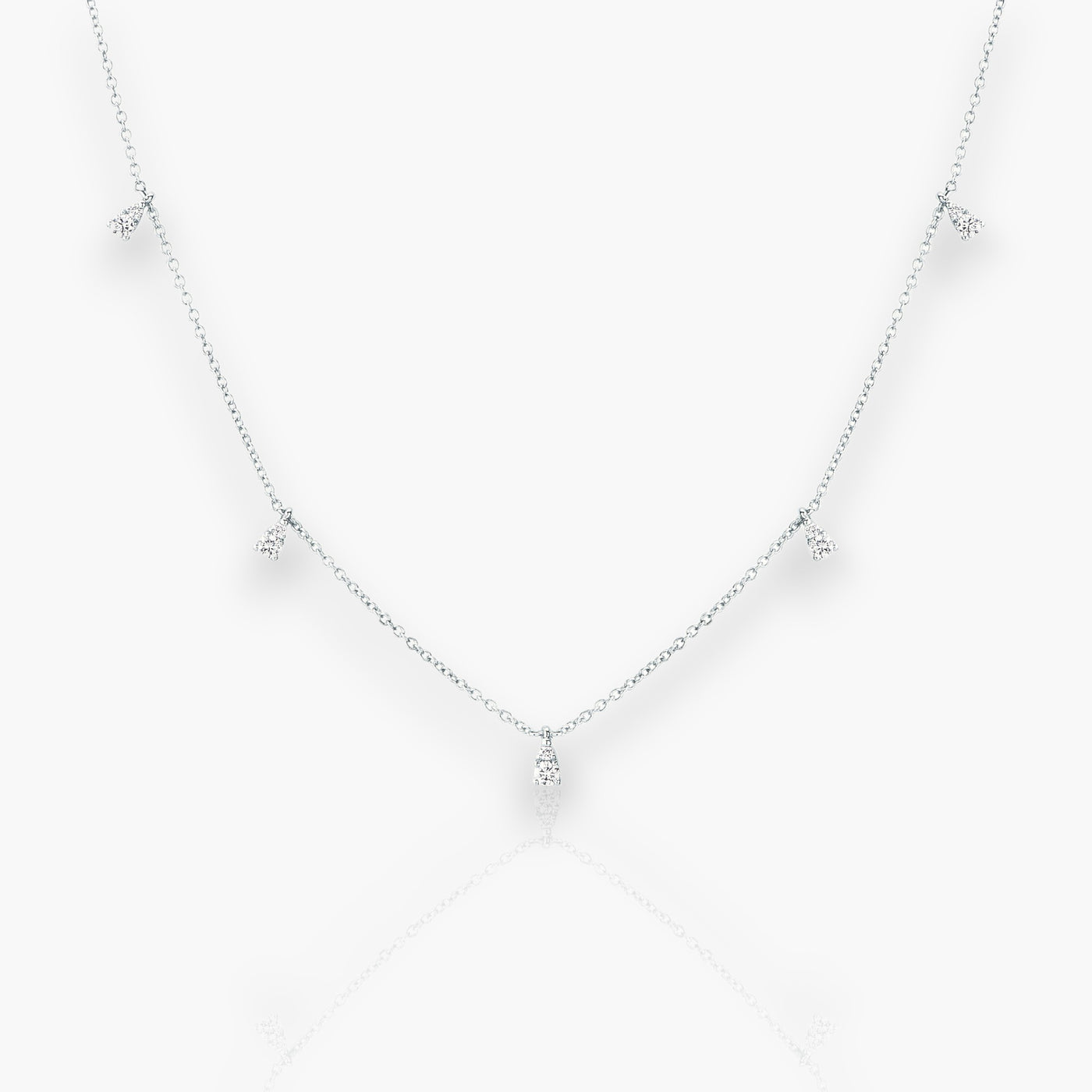 18K Halskette aus Weißgold mit 5 Diamanten/Edelsteinen.