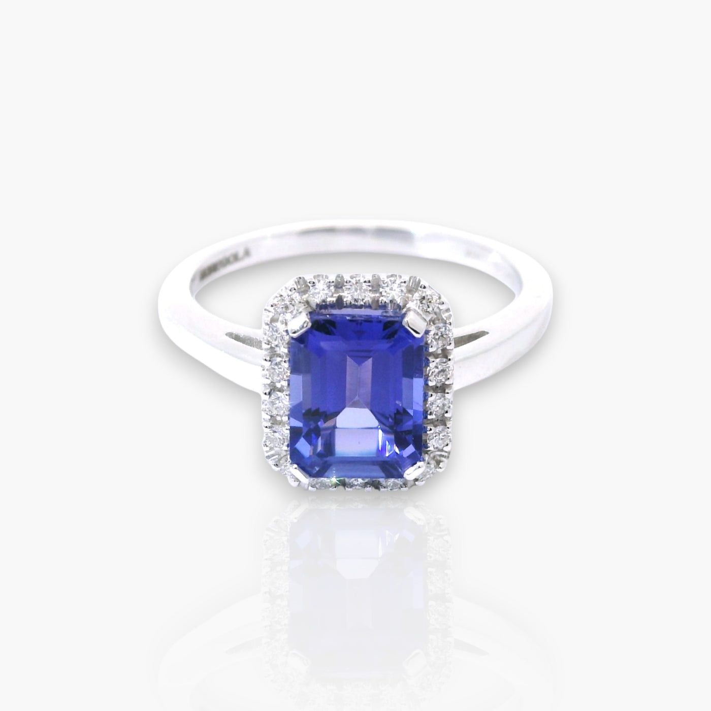 Ring mit blauem 1.76ct Tanzanit im Emeraldschliff.