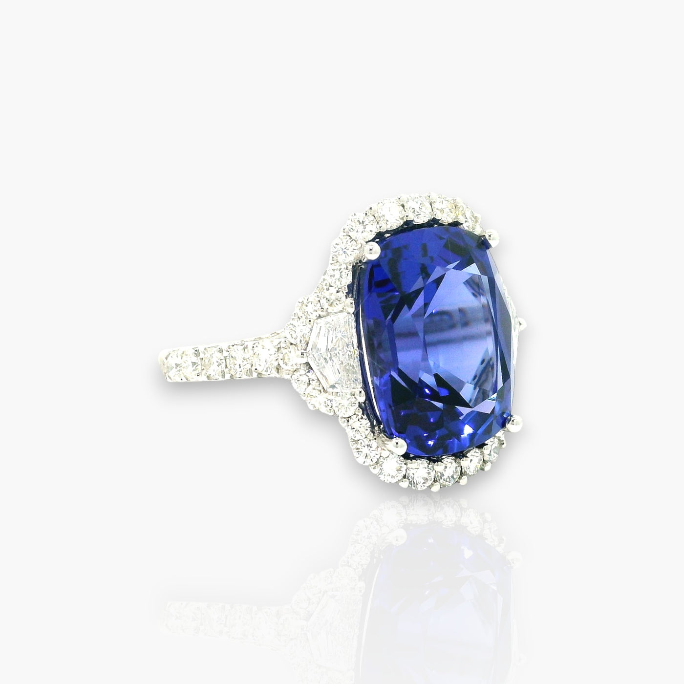 7.90ct Cushion Tanzanit Ring umrundet von Diamanten