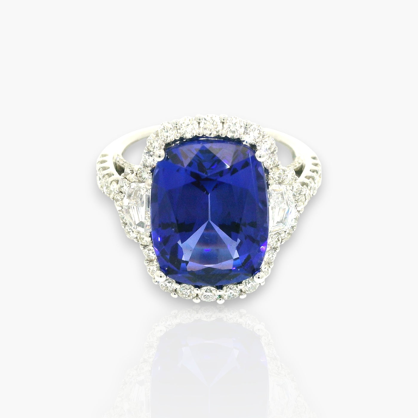 7.90ct Cushion Tanzanit Ring umrundet von Diamanten