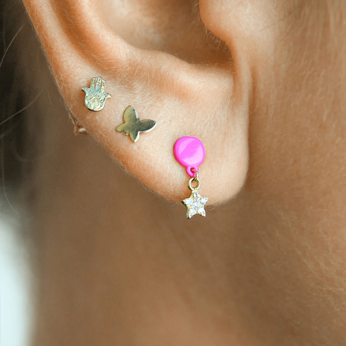 18kt gold mono earring stud with butterfly motive