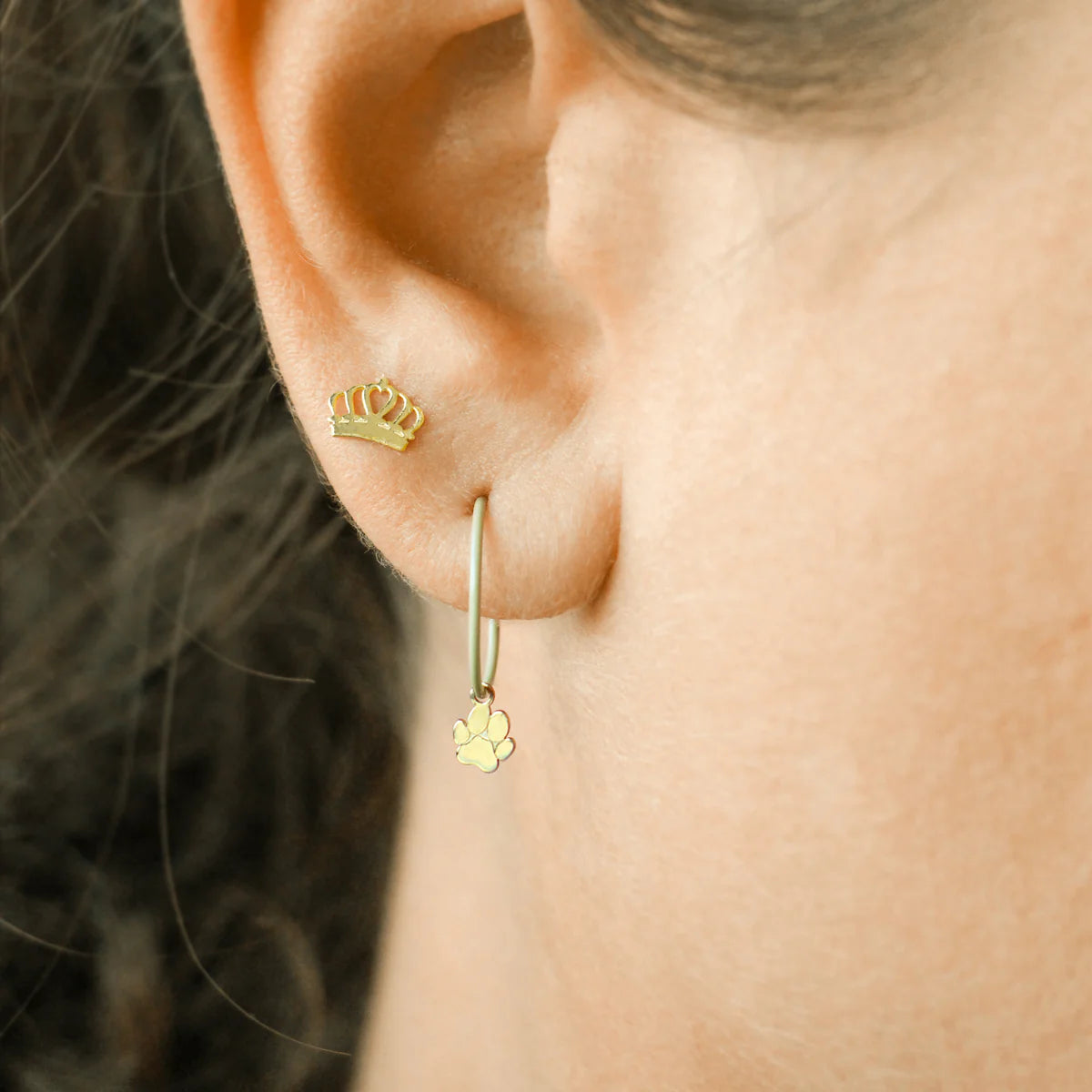 18kt gold mono earring stud with Crown motive