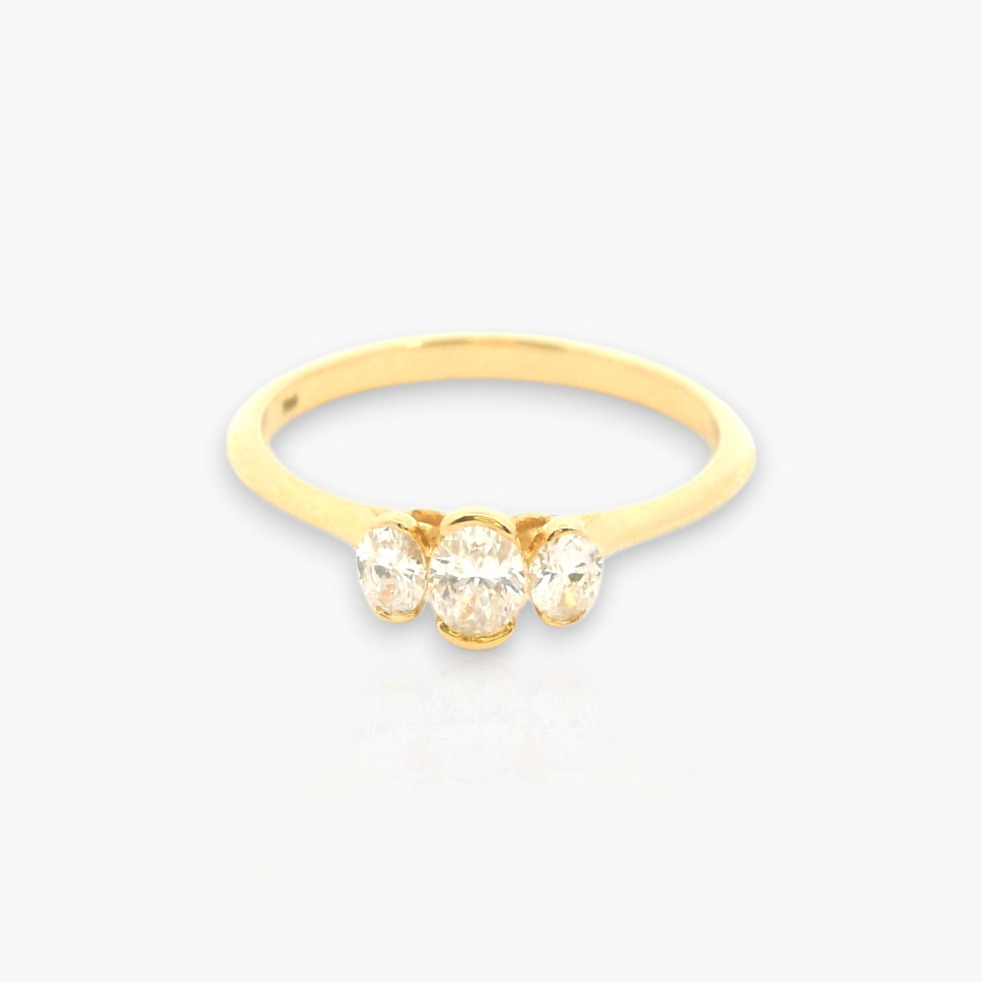 18kt Yellow Gold Ring with 3 Oval-shaped Diamonds