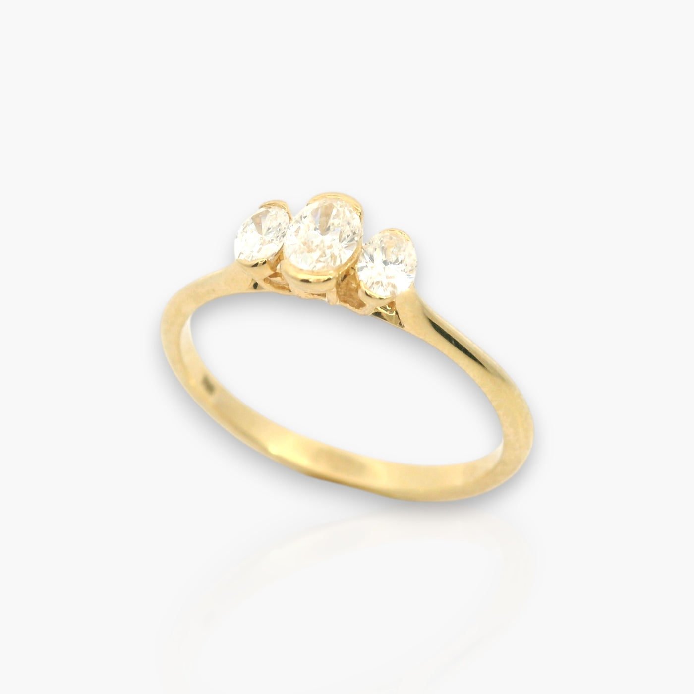 18kt Yellow Gold Ring with 3 Oval-shaped Diamonds