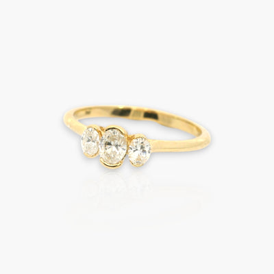 18kt Yellow Gold Ring with 3 Oval-shaped Diamonds