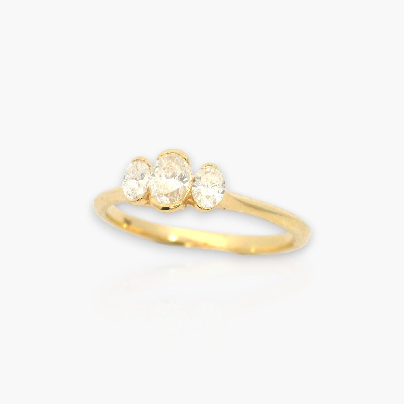 18kt Yellow Gold Ring with 3 Oval-shaped Diamonds